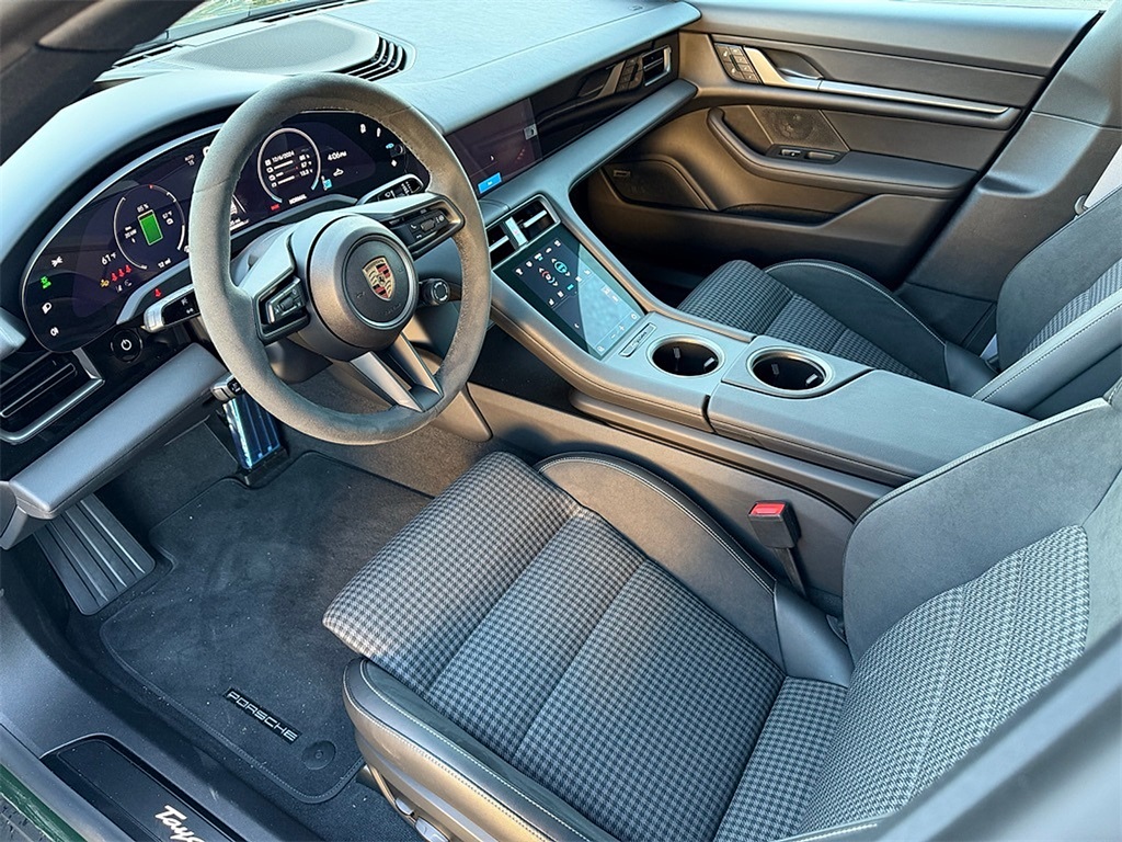 2025 Porsche Taycan photo 3