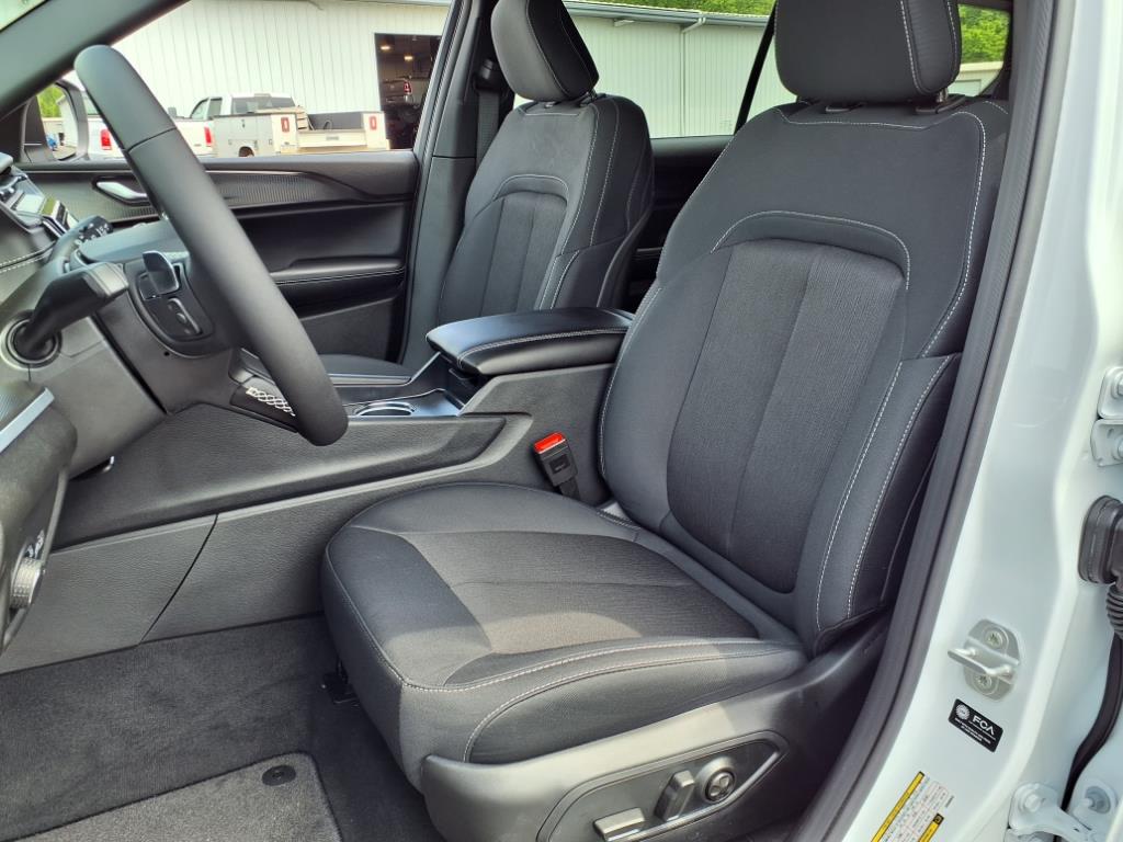 2025 Jeep Grand Cherokee Laredo X photo 4