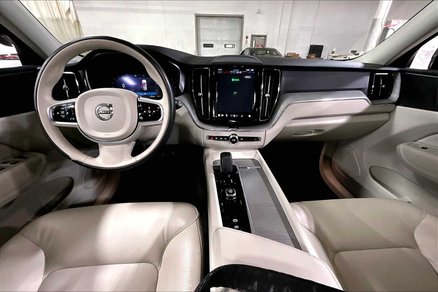 2024 Volvo XC60 Plus photo 15