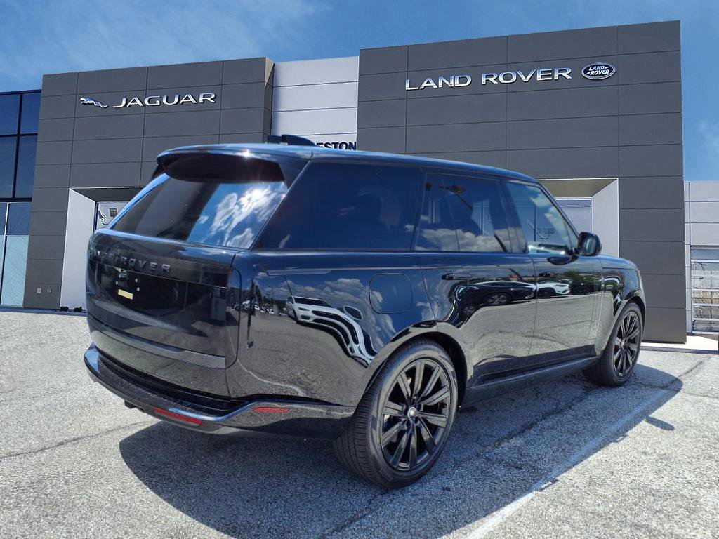 2025 Land Rover Range Rover SE photo 3