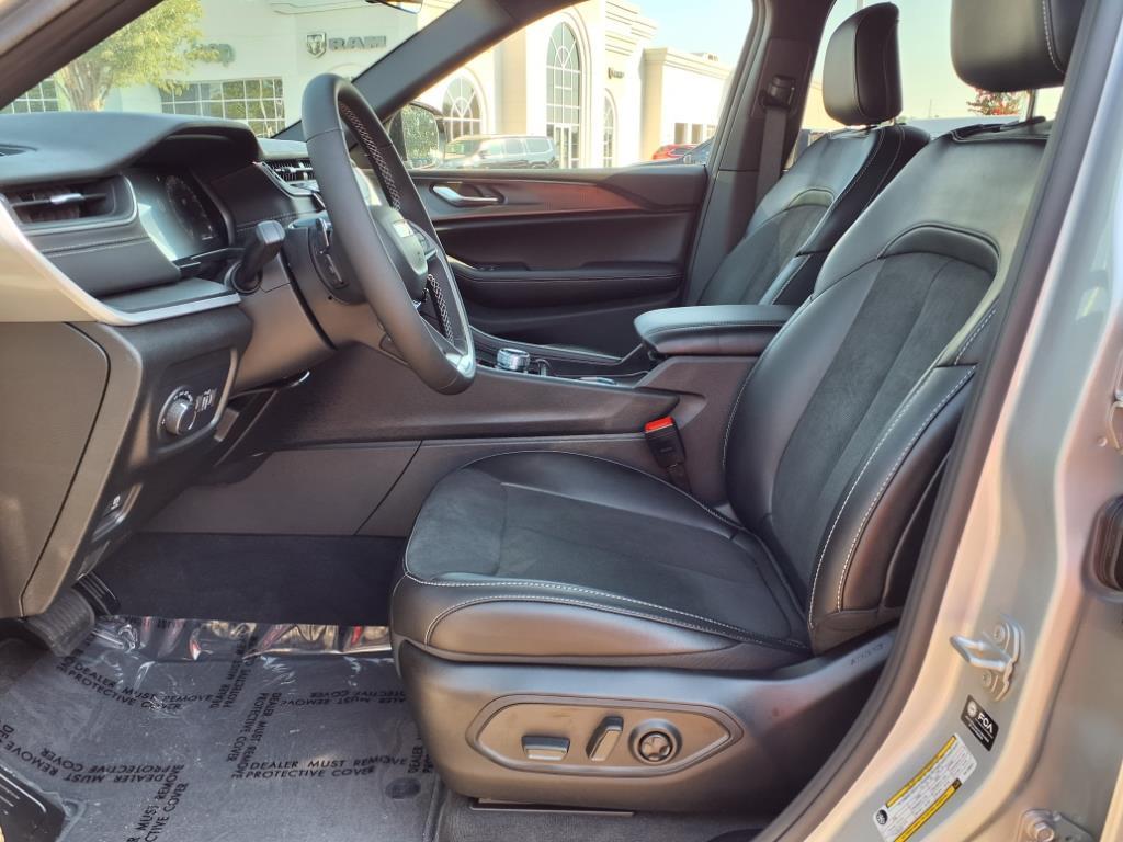 2025 Jeep Grand Cherokee Altitude photo 2
