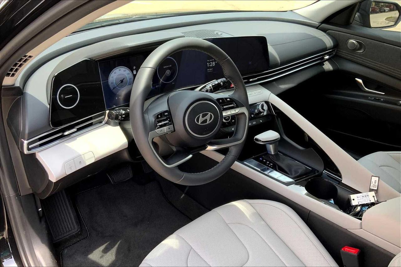 2025 Hyundai Elantra Limited photo 9