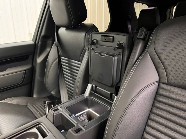 2025 Land Rover Discovery S photo 32