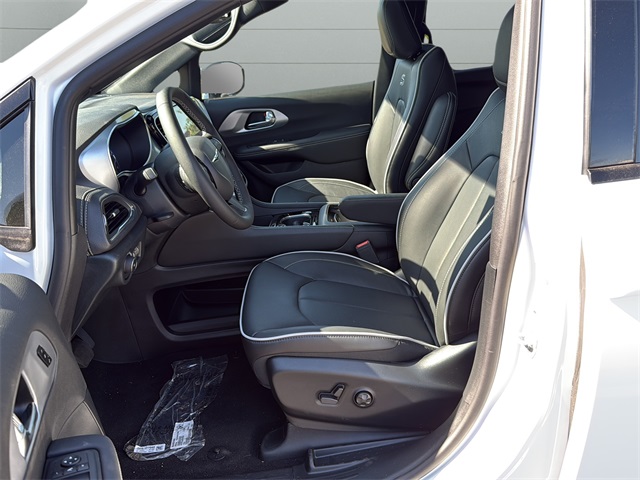 2026 Chrysler Pacifica Limited photo 3