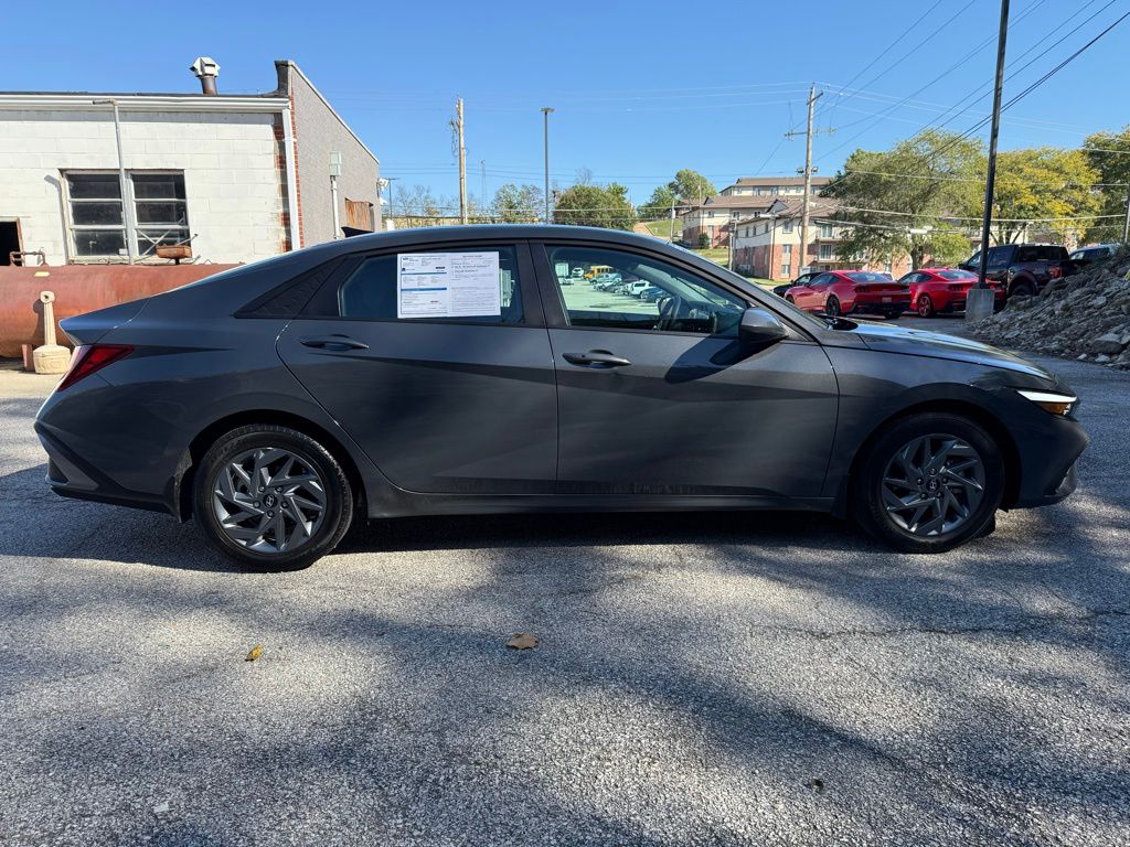 2024 Hyundai Elantra SEL photo 3