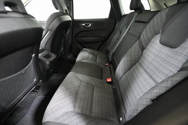 2022 Volvo XC60 B5 Momentum photo 8