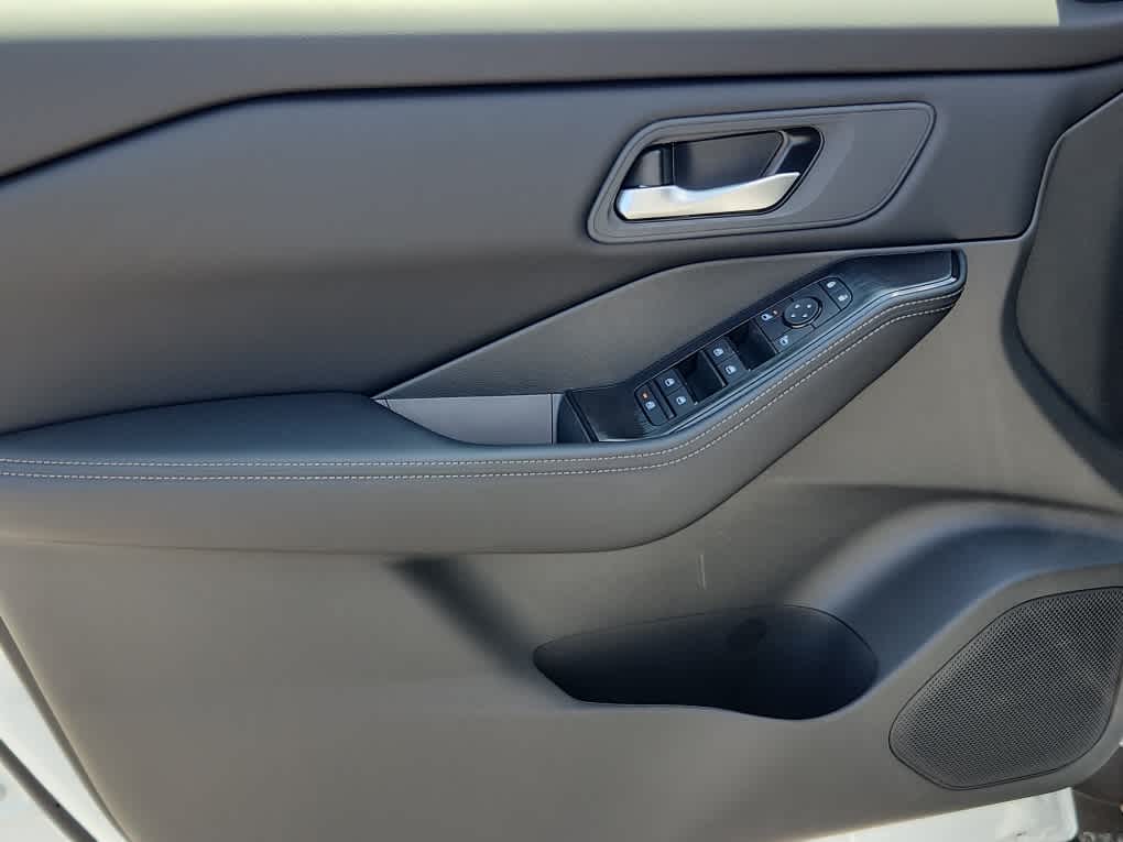 2025 Nissan Rogue SV photo 9