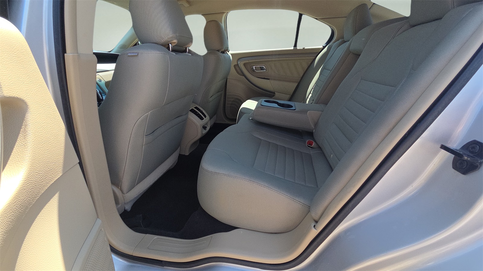 2018 Ford Taurus SE photo 16
