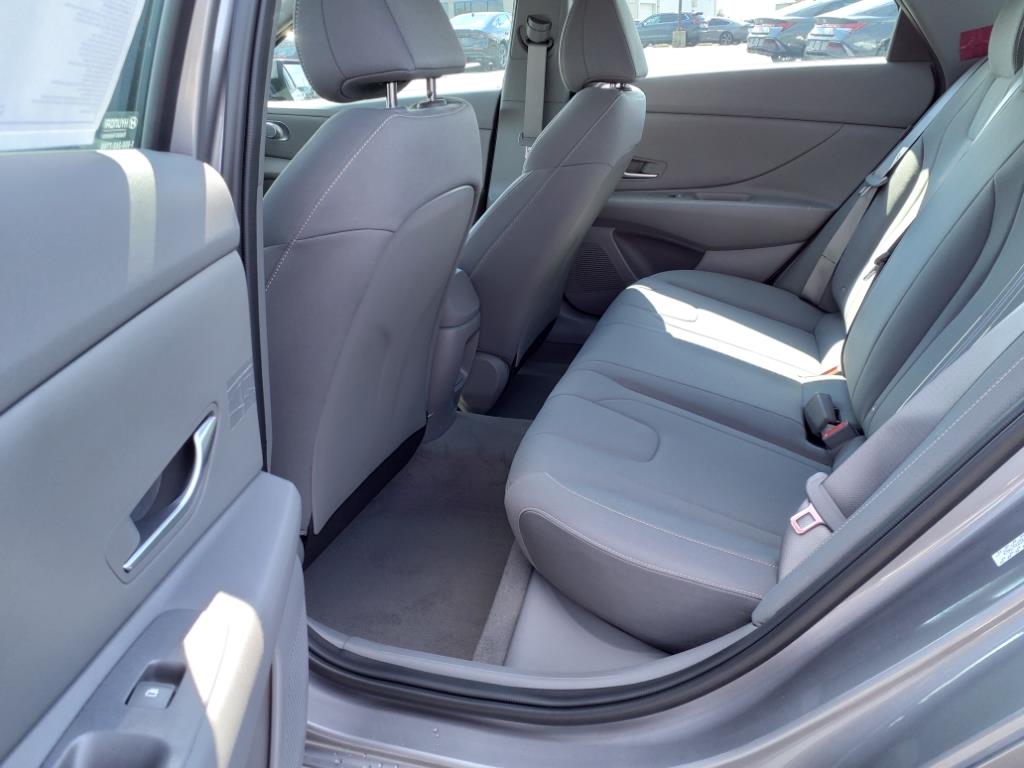 2024 Hyundai Elantra SEL photo 4