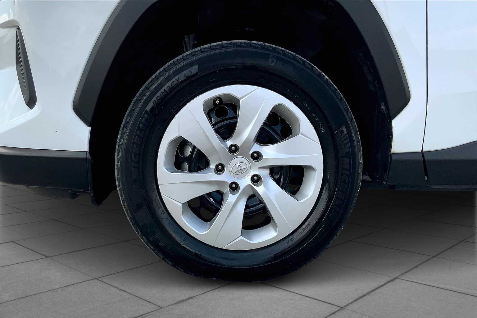 2024 Toyota RAV4 LE photo 8