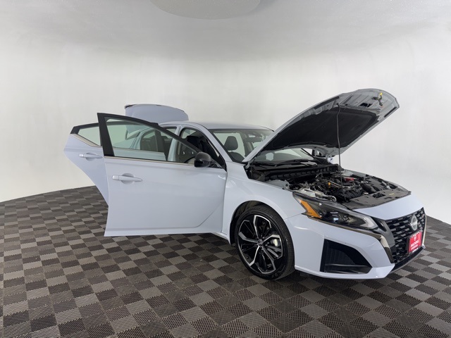 2023 Nissan Altima 2.5 SR photo 9
