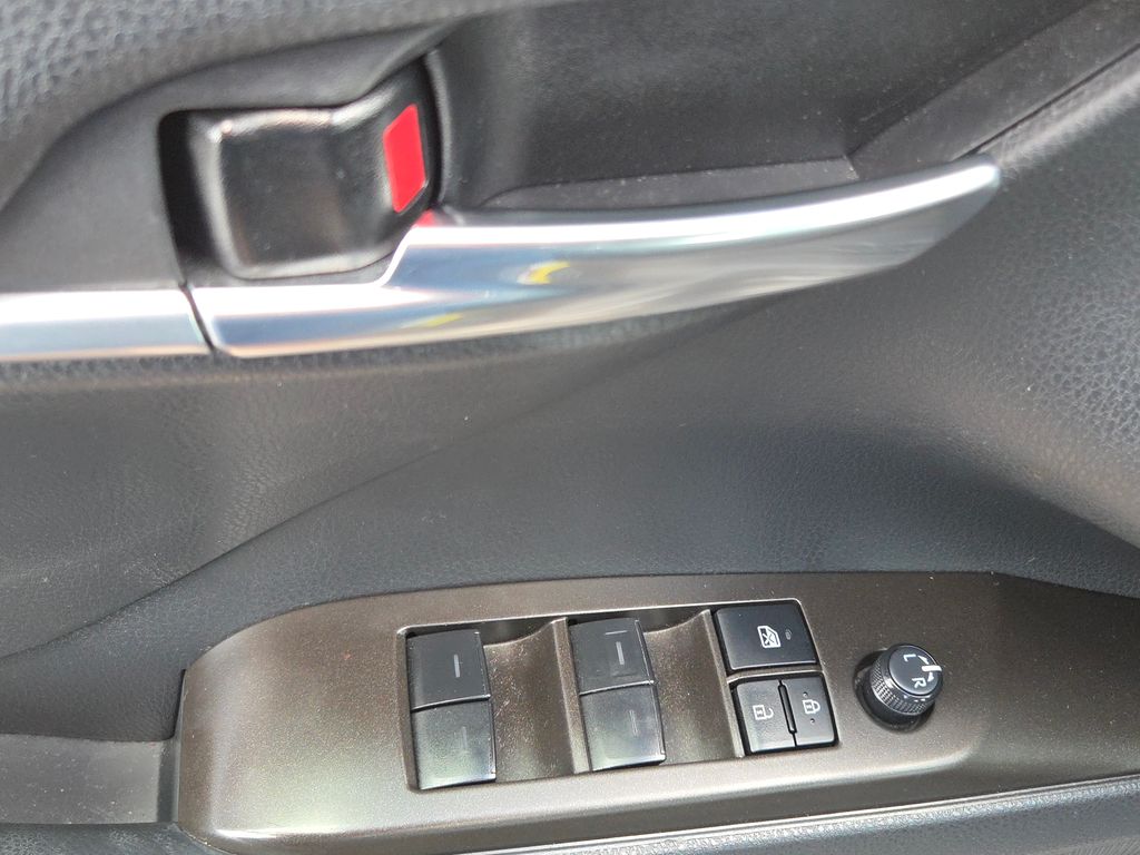2022 Toyota Camry Hybrid LE photo 23