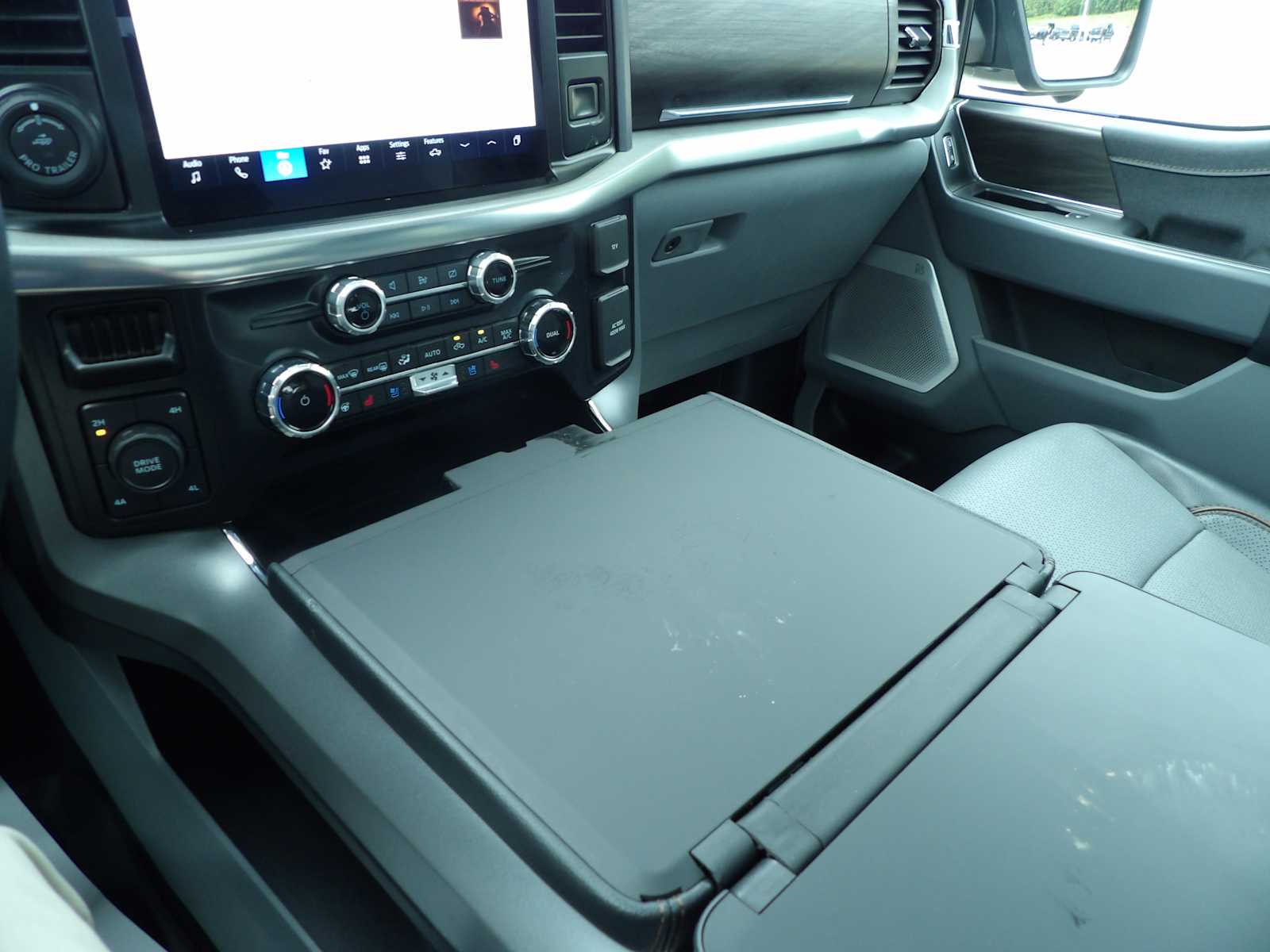 2024 Ford F-150 Lariat photo 27