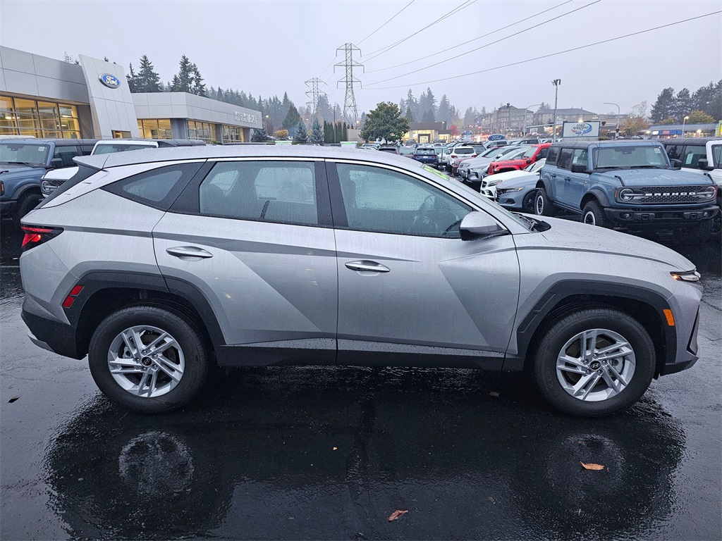 2025 Hyundai Tucson SE photo 3