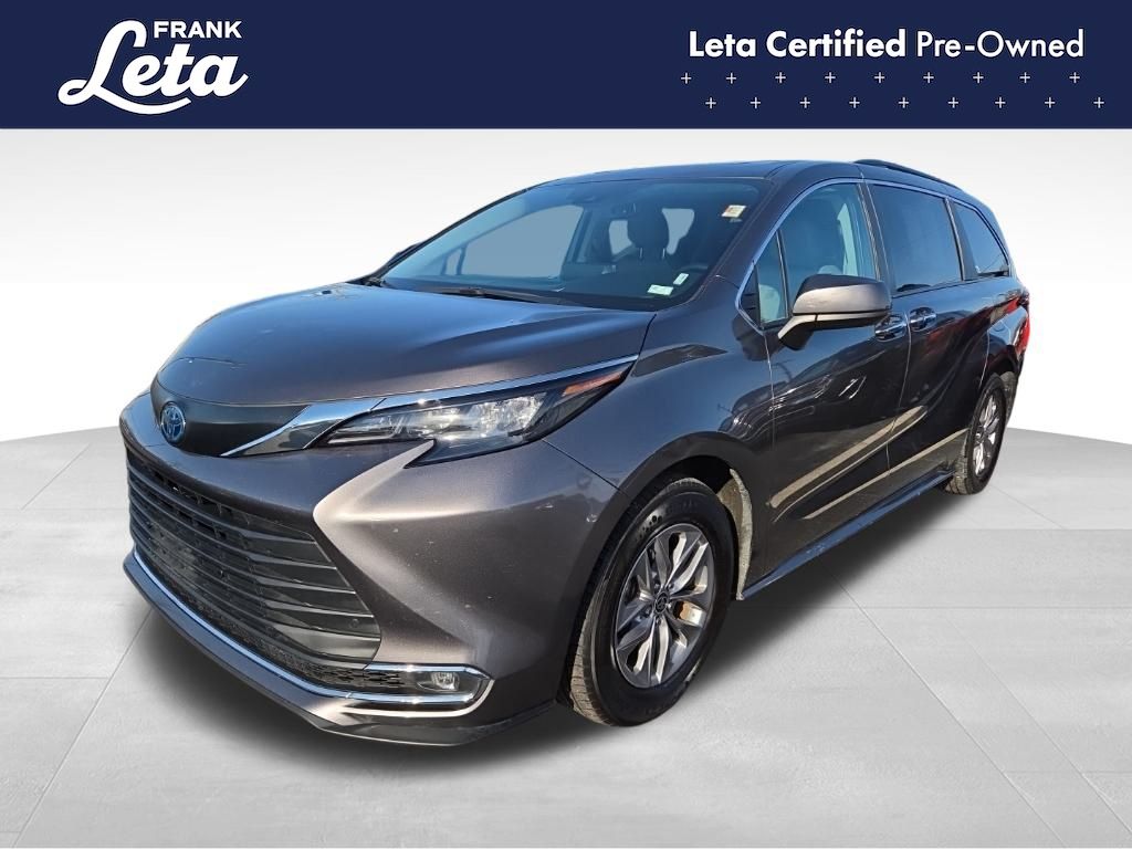 2024 Toyota Sienna XLE's photo