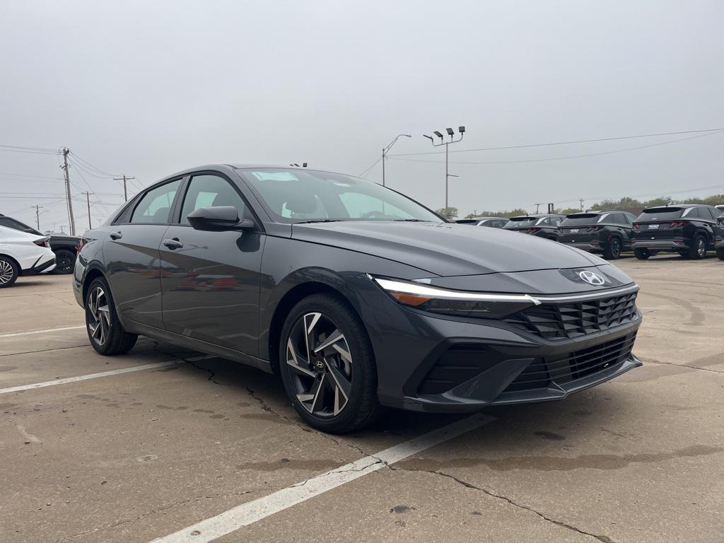 2025 Hyundai Elantra SEL Sport photo 2