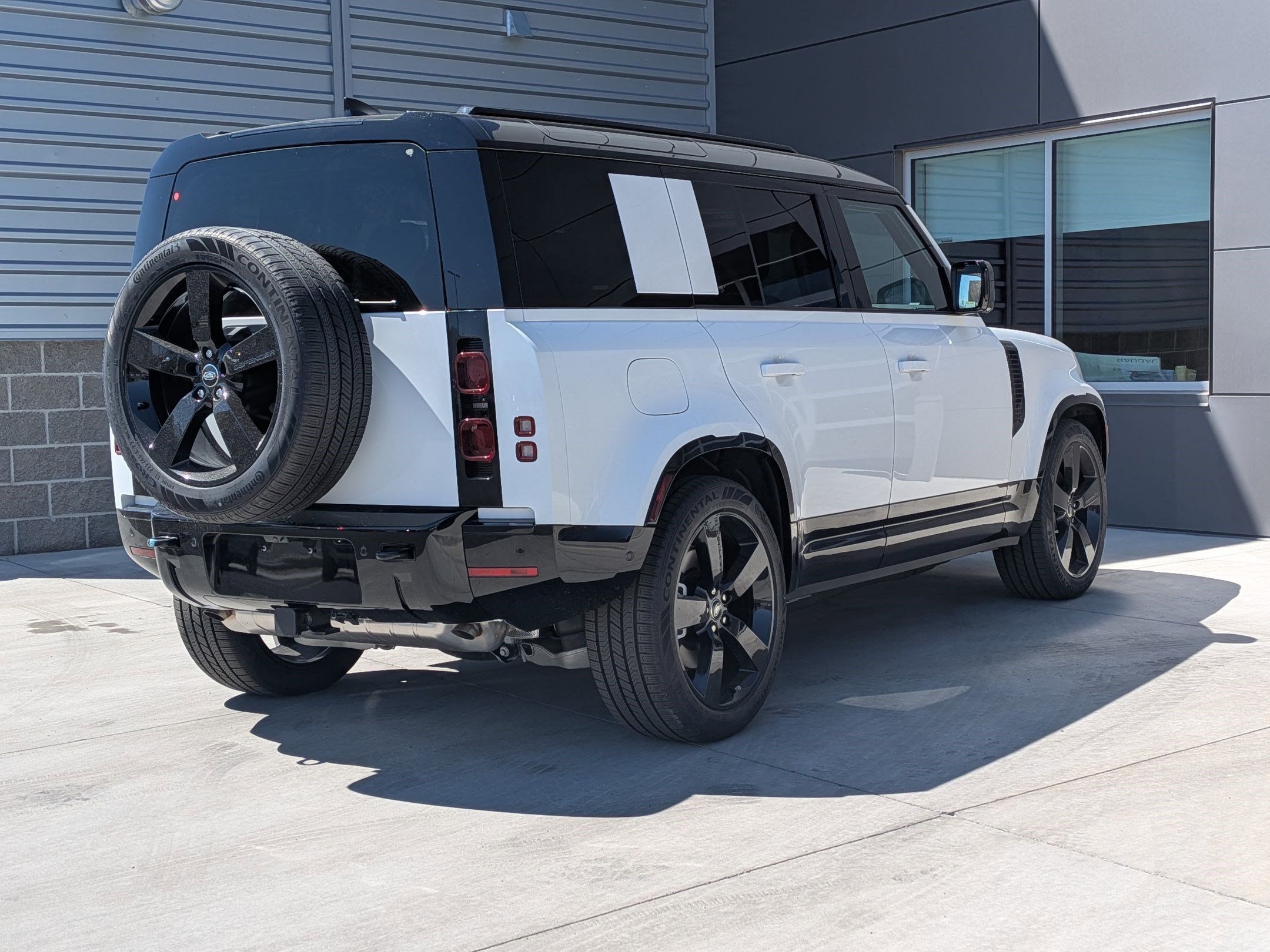 2025 Land Rover Defender 110 X-Dynamic SE photo 5