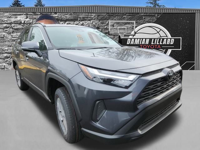 2025 Toyota RAV4 XLE's photo