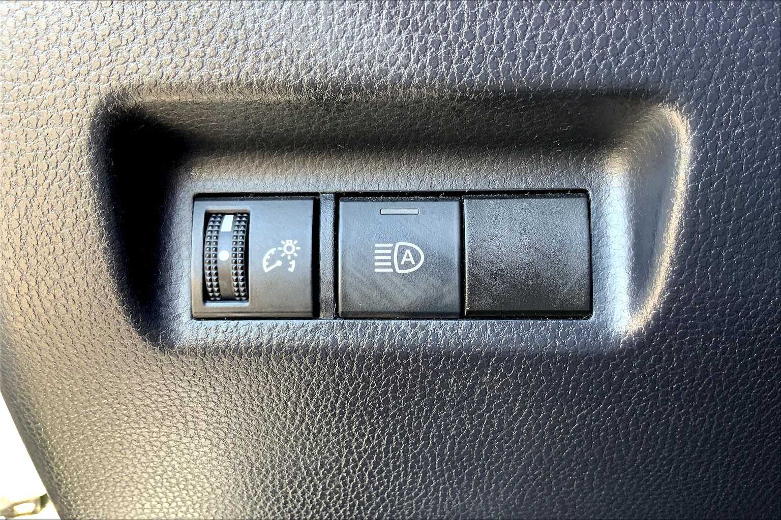 2019 Toyota RAV4 LE photo 31