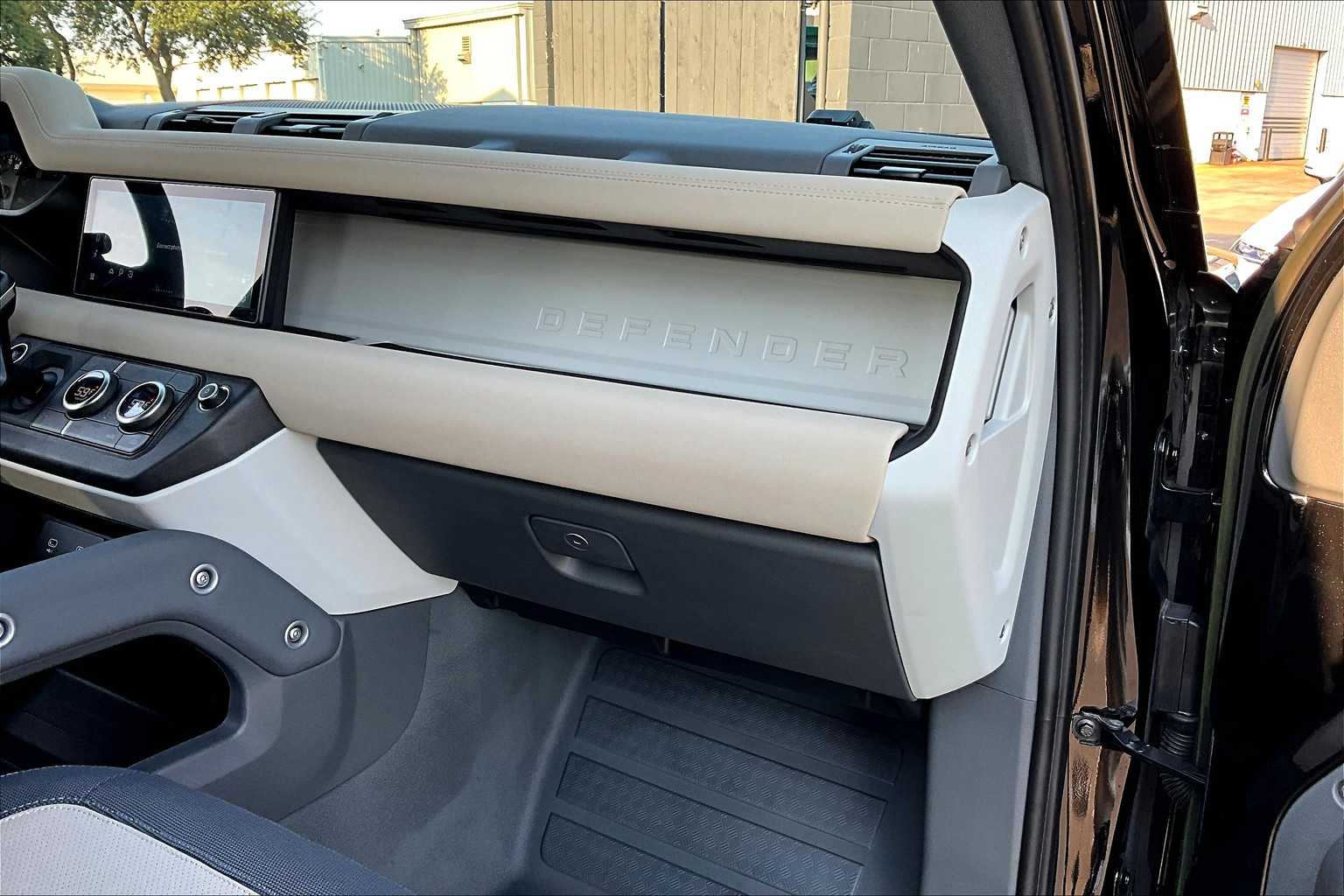 2023 Land Rover Defender X-Dynamic SE photo 32