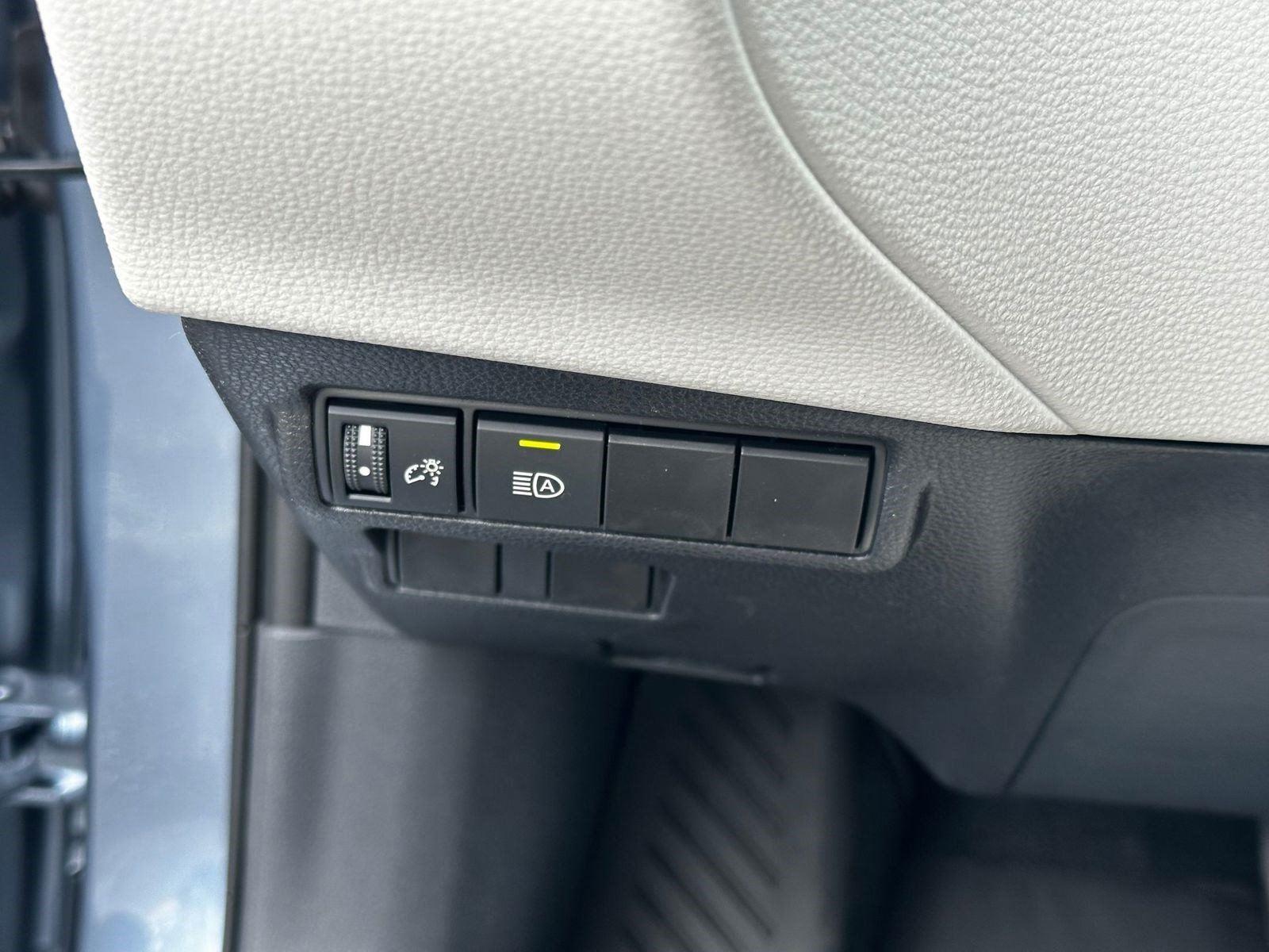 2025 Toyota Corolla Cross L photo 18