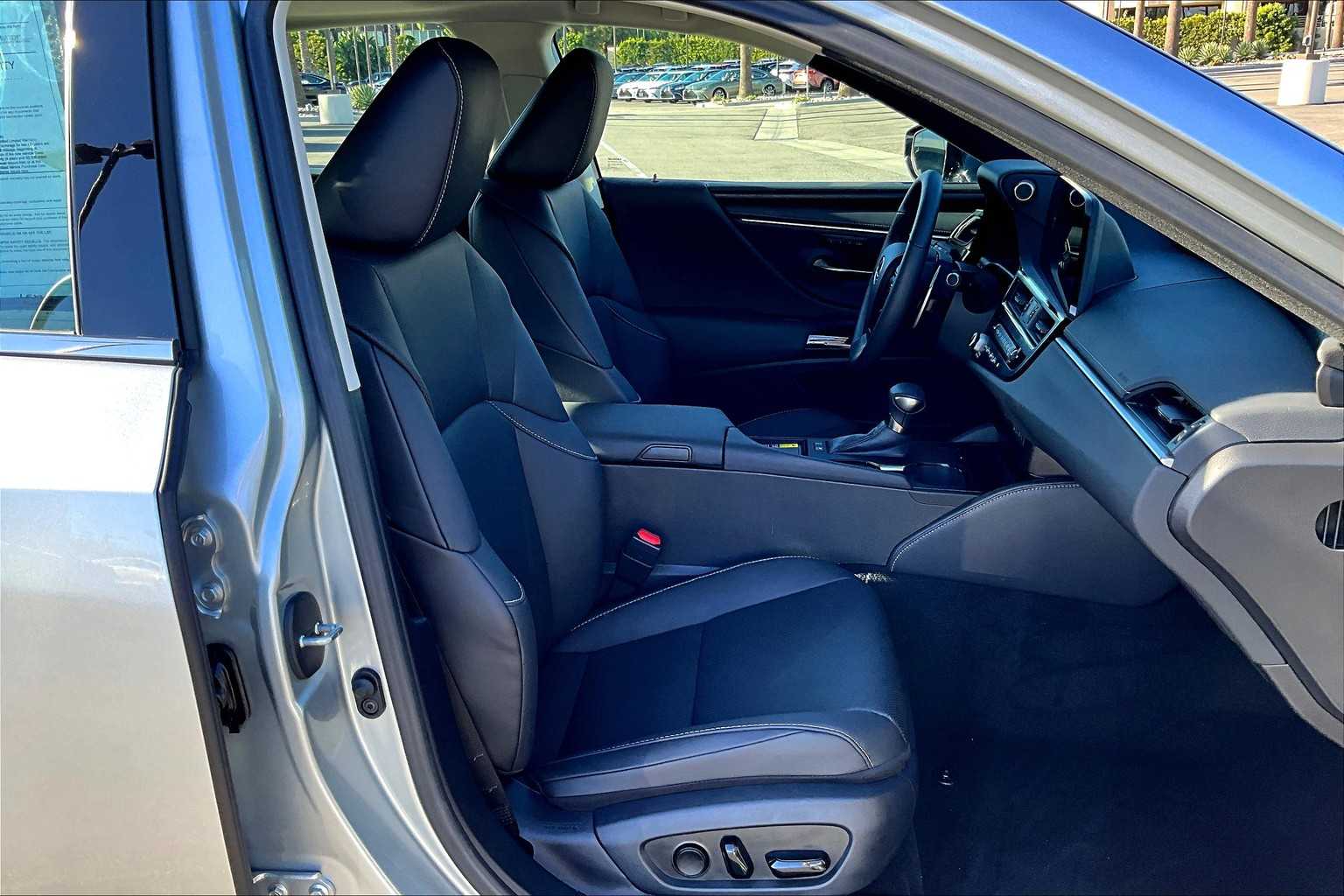 2025 Lexus ES 300h photo 8