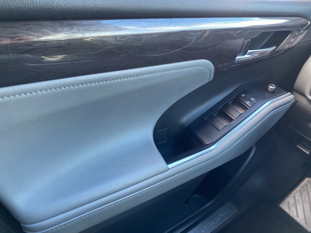 2021 Toyota Highlander Hybrid Limited photo 25