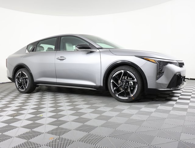 2025 Kia K4 GT-Line photo 3