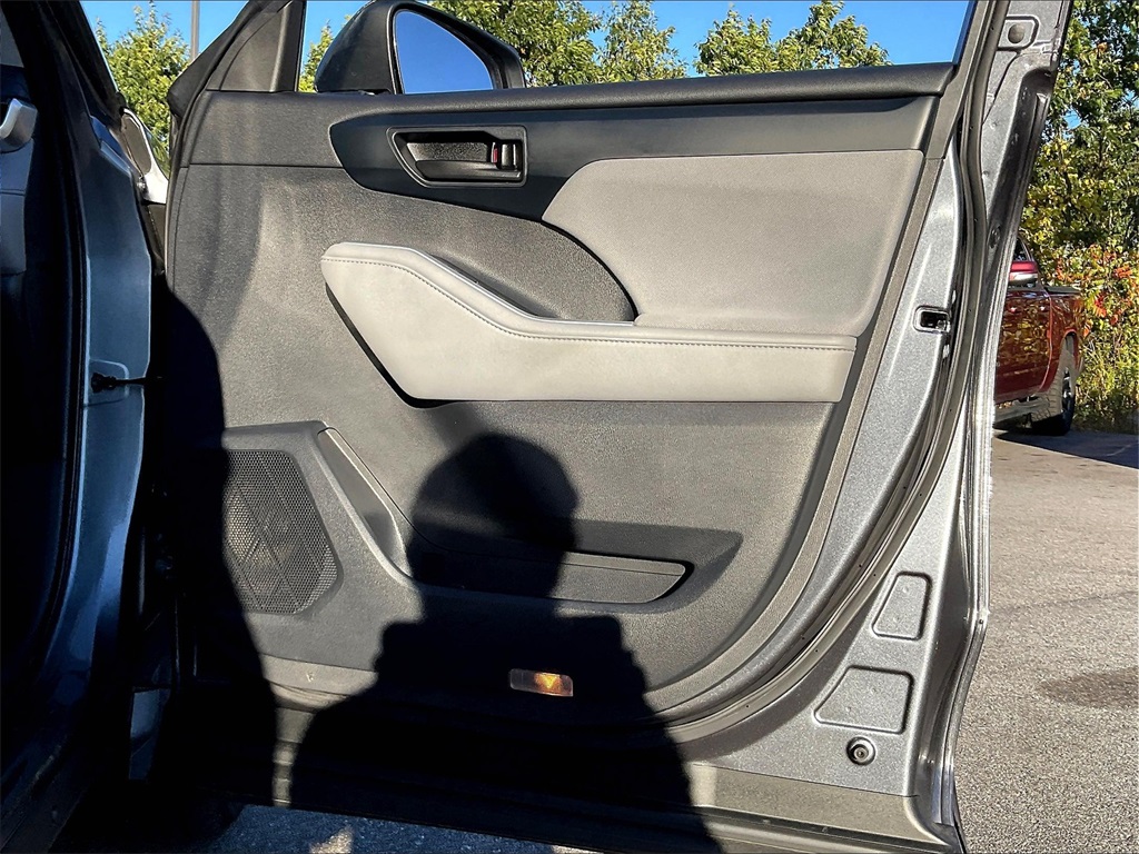 2020 Toyota Highlander Hybrid LE photo 11