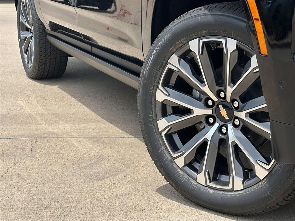 2025 Chevrolet Suburban High Country photo 3