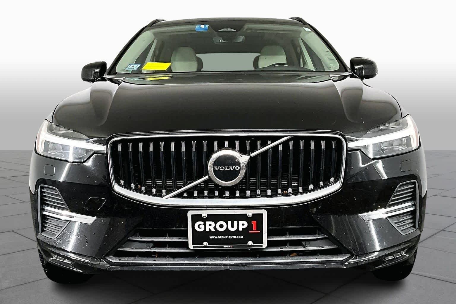 2022 Volvo XC60 Momentum photo 3