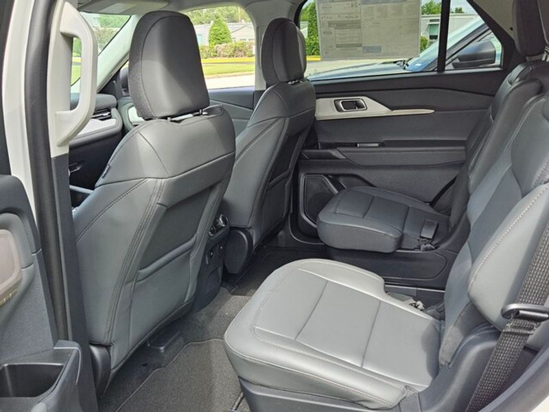 2025 Ford Explorer photo 6