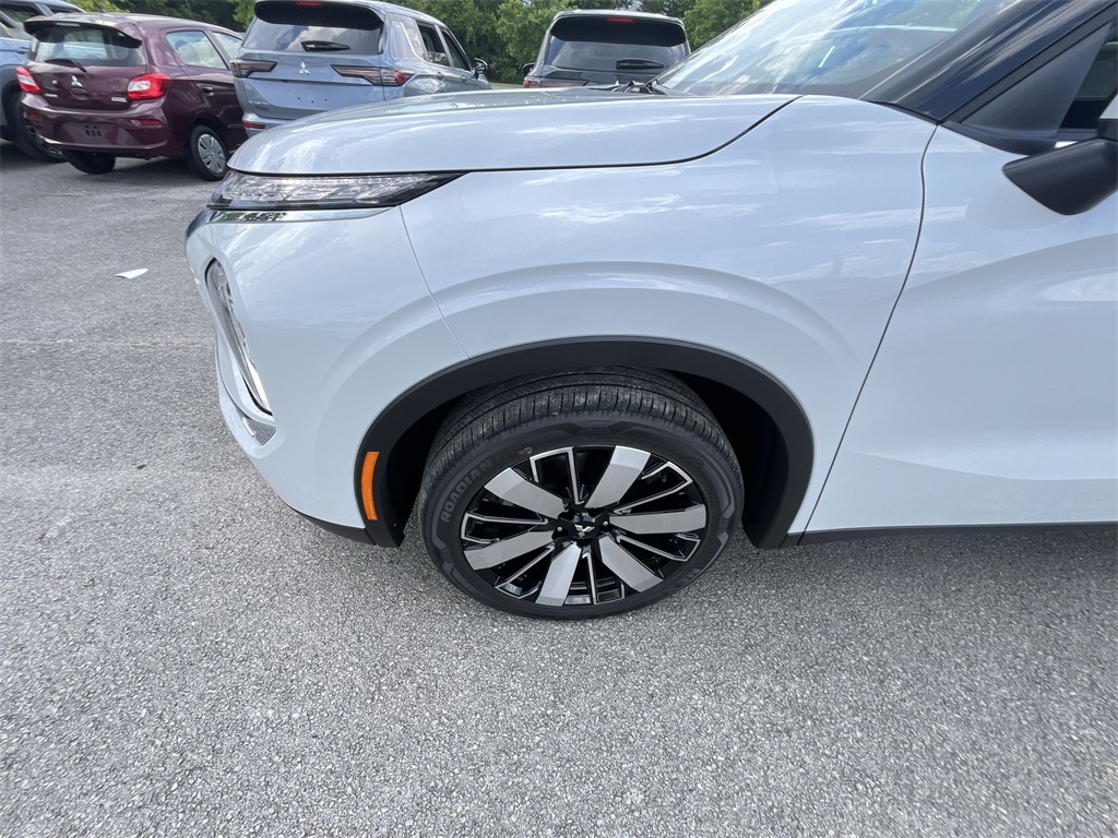 2025 Mitsubishi Outlander SE photo 10