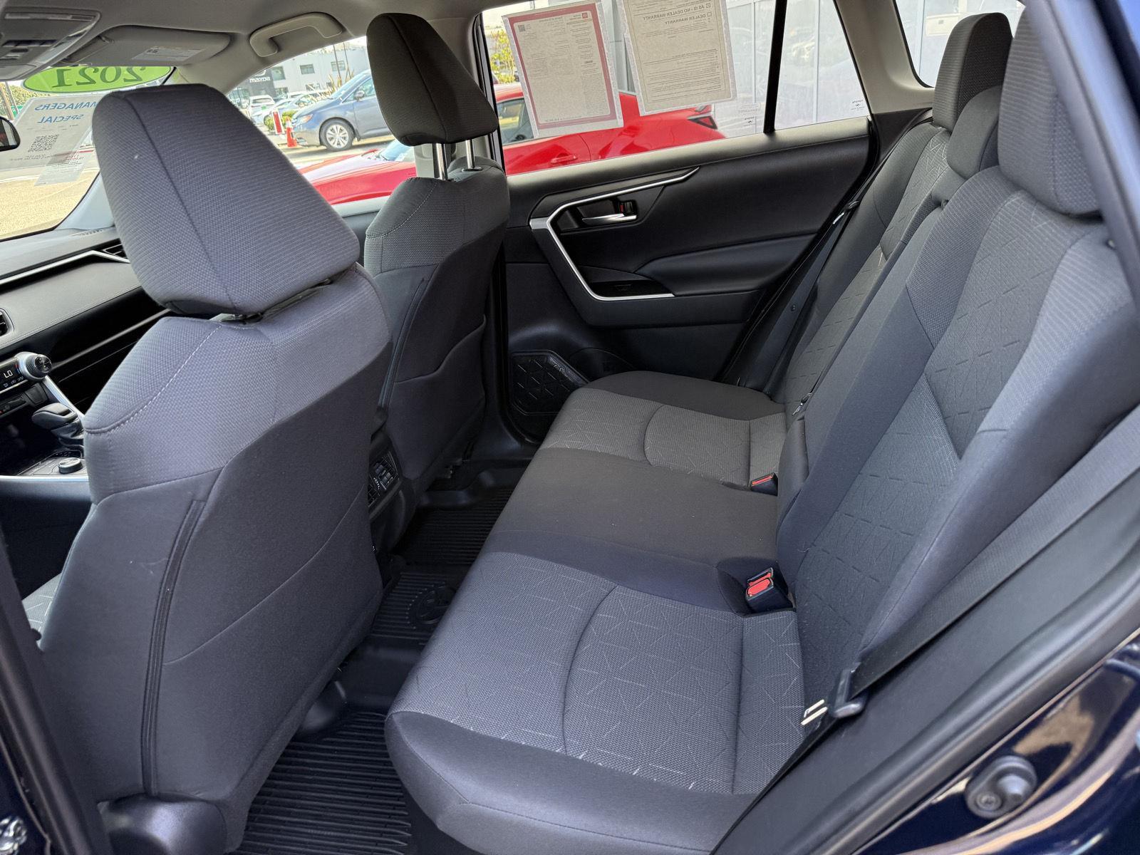 2021 Toyota RAV4 Hybrid XLE photo 11