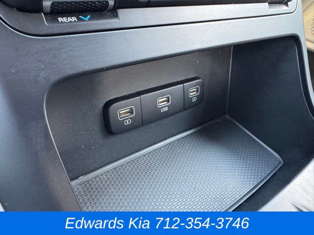 2023 Kia Carnival LX photo 32