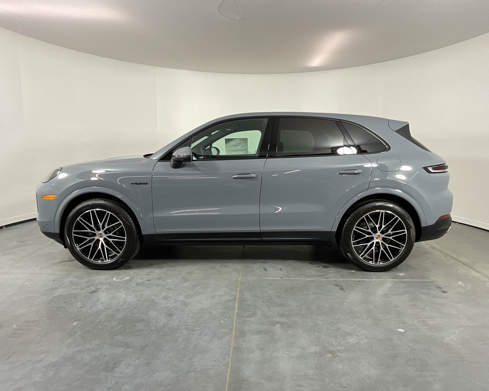 2025 Porsche Cayenne E-Hybrid photo 2