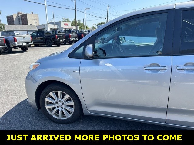 2017 Toyota Sienna LE photo 2