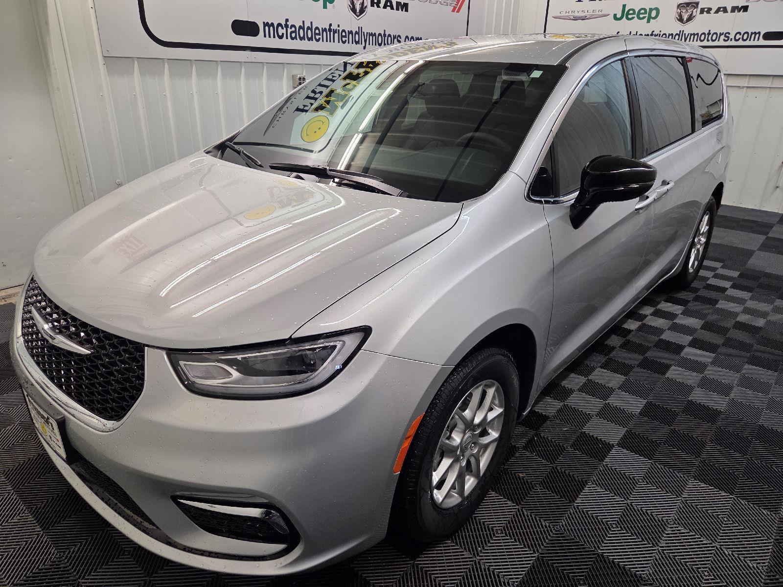 2026 Chrysler Pacifica photo 6