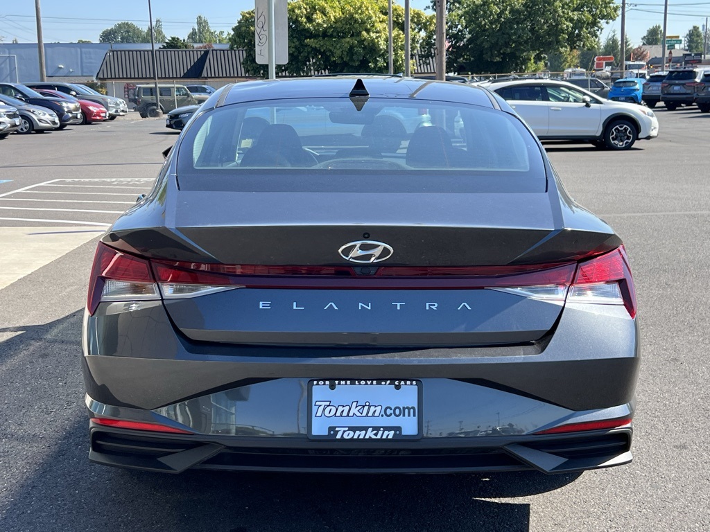 2022 Hyundai Elantra SEL photo 4