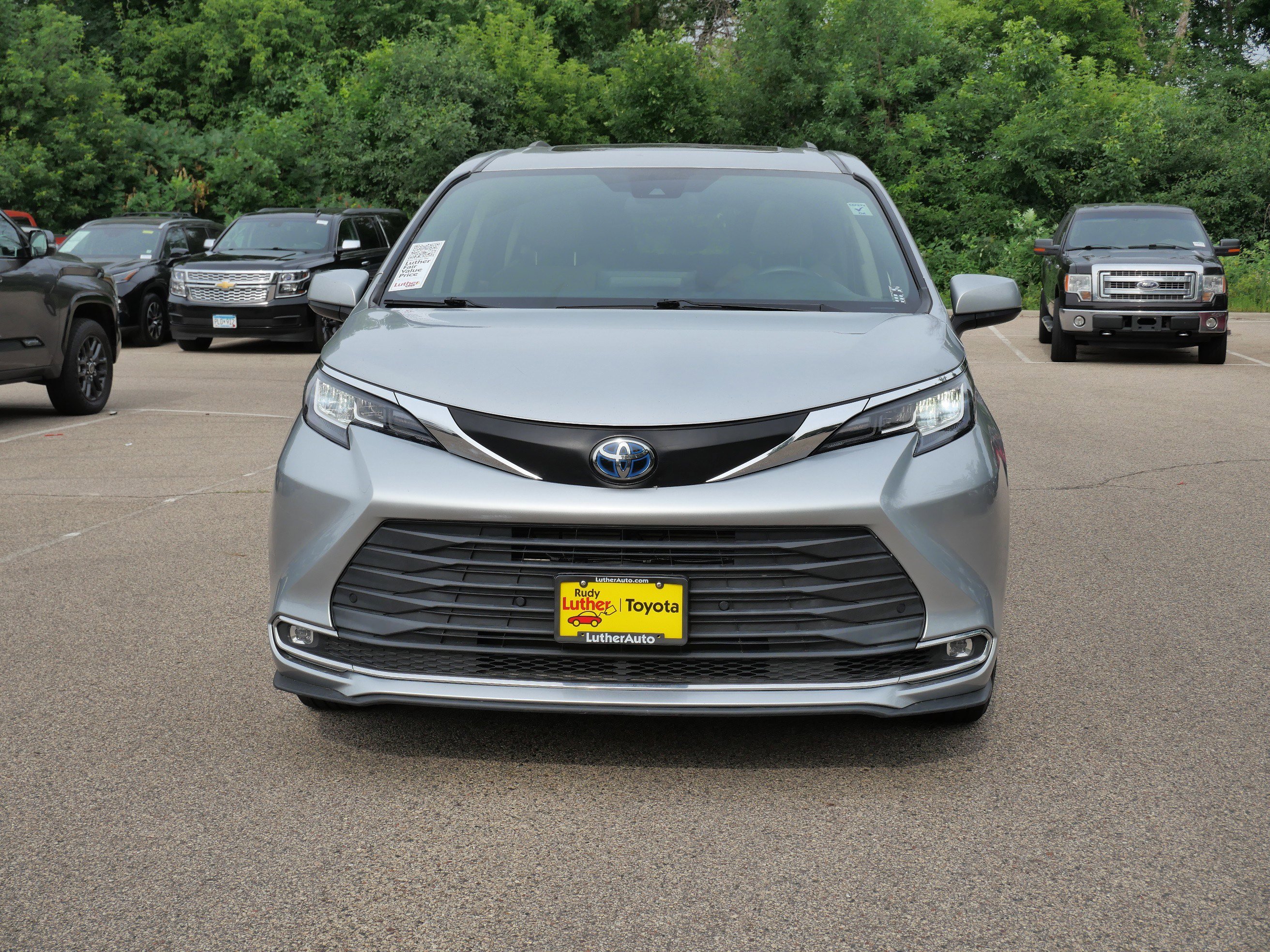 Certified 2022 Toyota Sienna XLE with VIN 5TDJSKFC7NS044190 for sale in Golden Valley, Minnesota