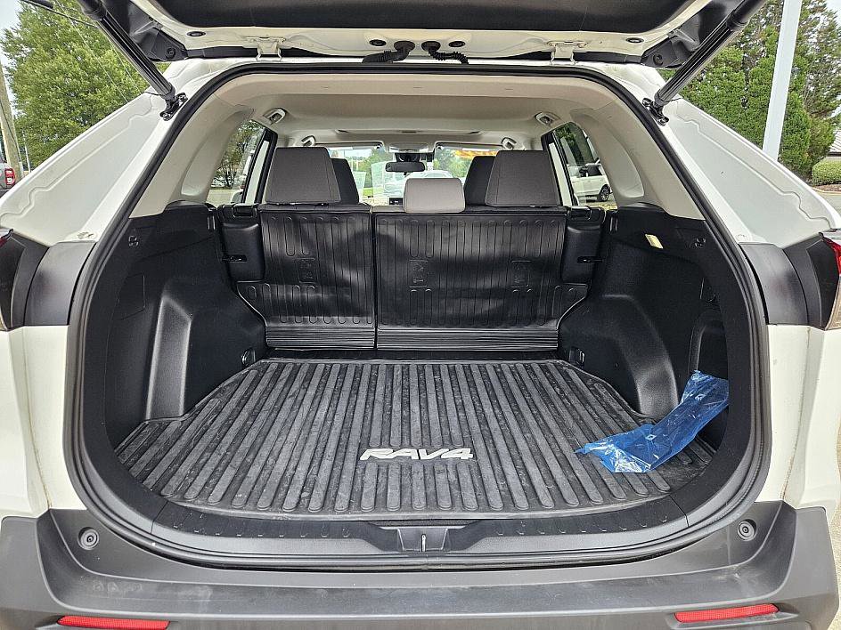 2022 Toyota RAV4 Hybrid XLE photo 10