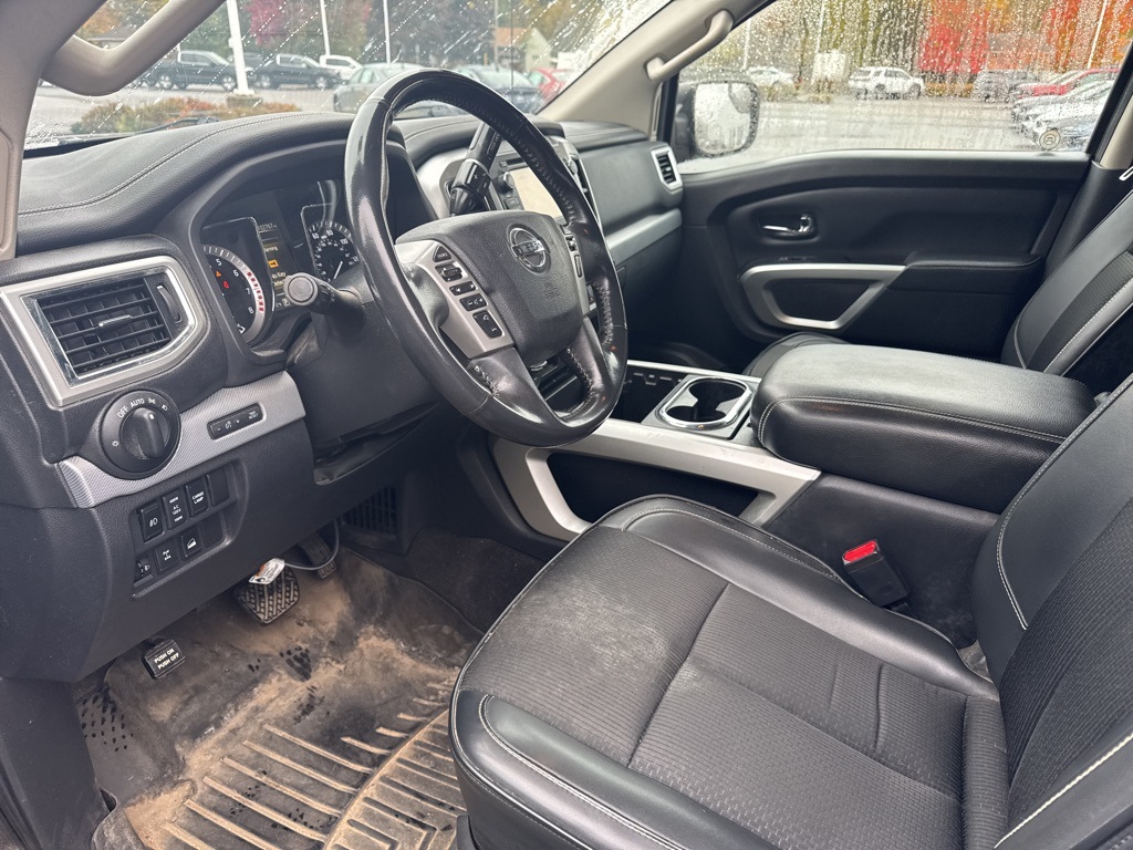 2017 Nissan Titan PRO-4X photo 3