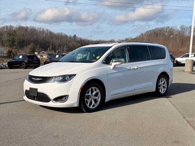 2020 Chrysler Pacifica Limited's photo