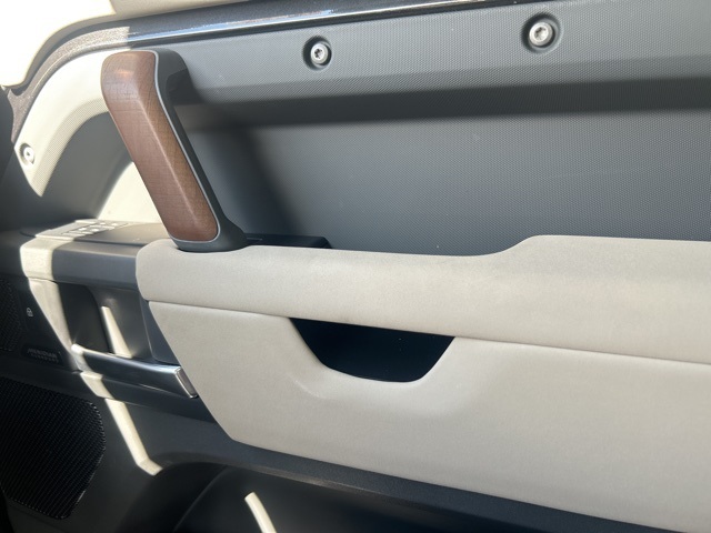 2023 Land Rover Defender 110 photo 33
