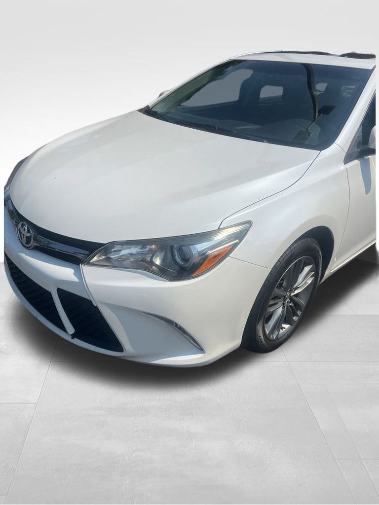 2017 Toyota Camry SE photo 4