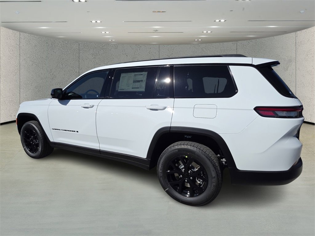 2025 Jeep Grand Cherokee Altitude photo 2
