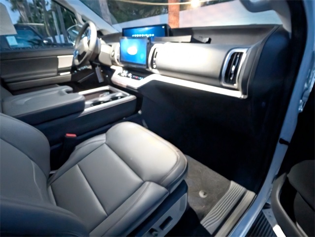 2025 Ford Expedition photo 3