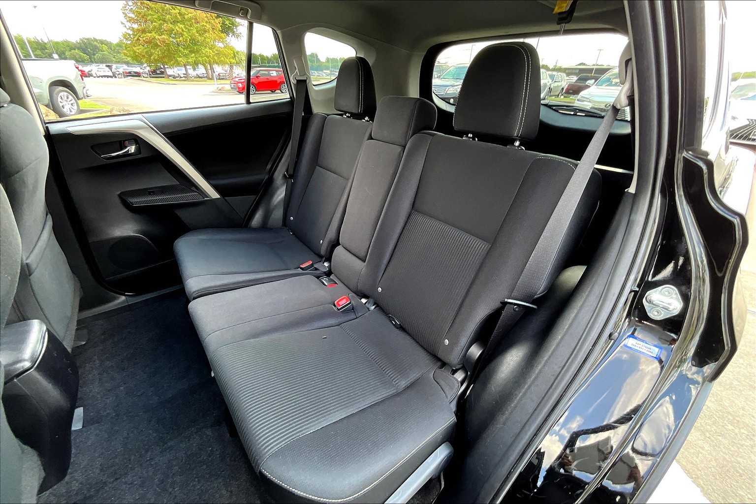 2014 Toyota RAV4 XLE photo 18