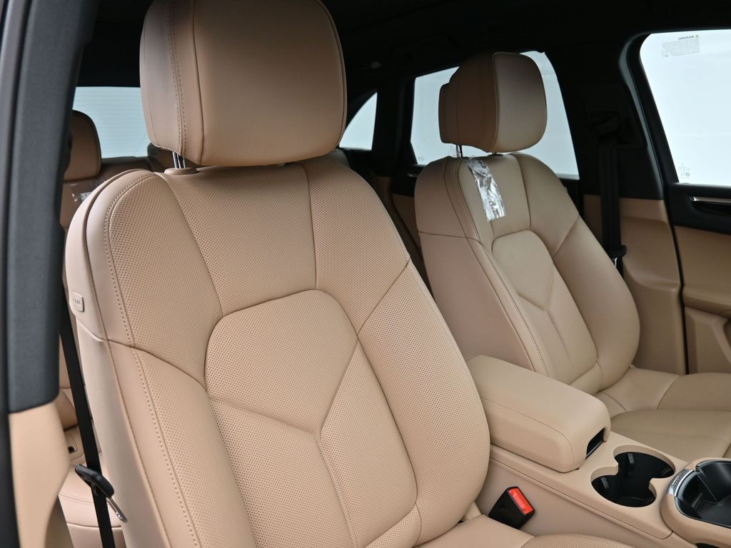 2026 Porsche Macan T photo 16