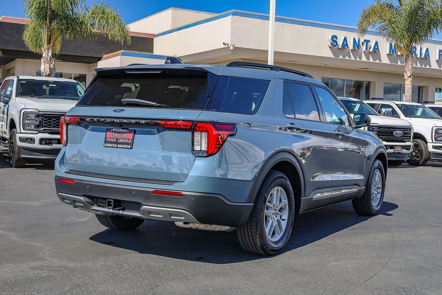 2025 Ford Explorer photo 3